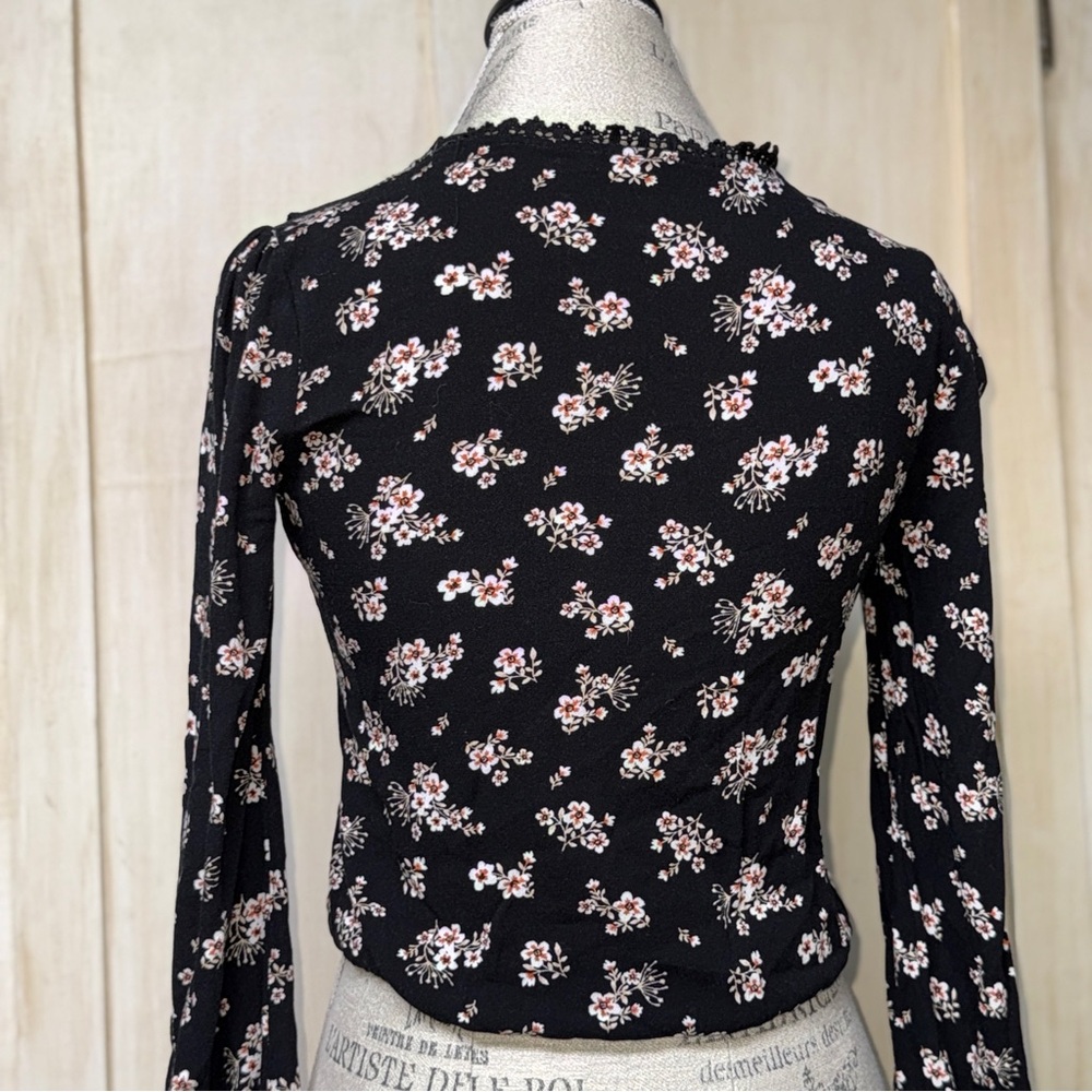 Mi Ami Floral Lace Trim Blouse - Picture 4 of 5